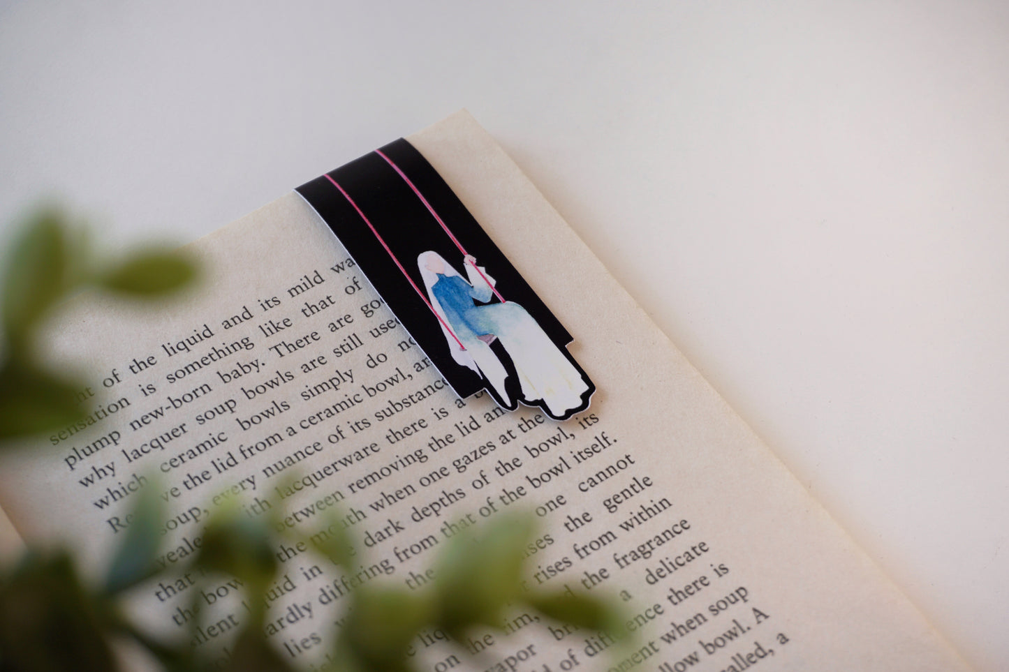 Swing magnetic bookmark